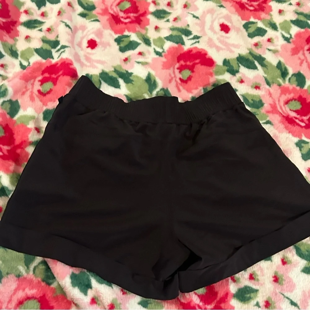 Lululemon Size 6 tuxedo stripe relaxed fit cuffed shorts